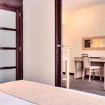 & Mons Soignies מלון 4*